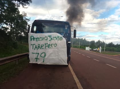 También los tareferos están exigiendo un precio de 79 pesos por kilo de hoja cosechada. Cuando al productor le pagan poco, el primero que lo siente es el cosechero