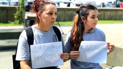También muchos de los estadounidenses que creen que Clancy debe rendir cuentas por los asesinatos se congregaron a las fueras del tribunal