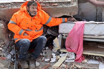 ”También perdí a mi madre, mis hermanos y mis sobrinos en el sismo. Pero no hay nada comparable con enterrar a un hijo”, reflexionó este hombre de unos 40 años; “Supone un dolor indescriptible”, añadió