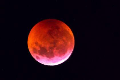 También se conoce a este fenómeno como "superluna de sangre de lobo"