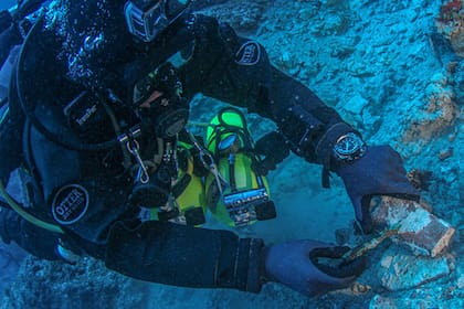 También se encontraron dos dientes humanos incrustados en una masa sólida con trazos de cobre