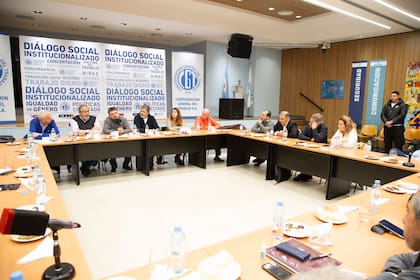 También se hicieron presentes José Luis Lingeri (Obras Sanitarias); Andrés Rodríguez (UPCN); Juan Carlos Schmidt (Dragado y Balizamiento); Rodolfo Daer (Alimentación); entre otros