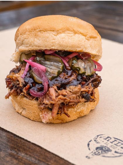 También se ofrecerán salmón y trucha ahumada, además de acompañamientos asociados con la cocina smokehouse y el comfort food estadounidense