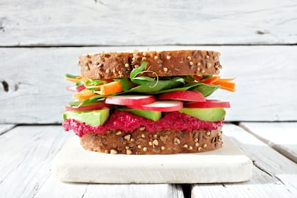 También se puede incorporar a un sándwich, en la foto con mayonesa de remolacha, zanahorias, hojas verdes y rabanitos