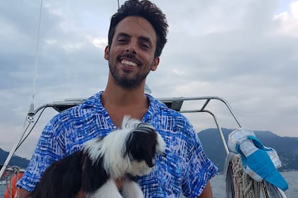 También viaja con ellos su perrita Lula.