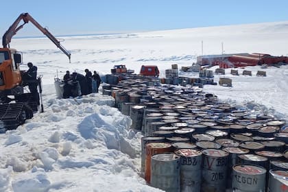 Tambores de residuos acumulados durante 30 años en una de las bases antárticas argentinas