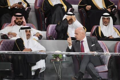 Tamim bin Hamad Al Thani, emir de Qatar, con el presidente de la FIFA, Gianni Infantino