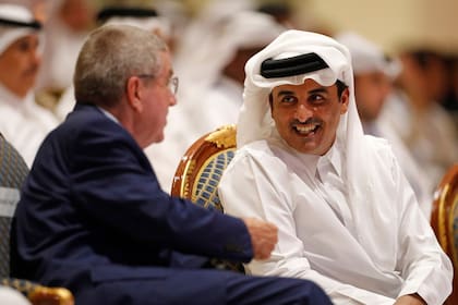 Tamim bin Hamad junto al presidente del Comité Olímpico Internacional, Thomas Bach. Tras el Mundial, ahora va por los Juegos