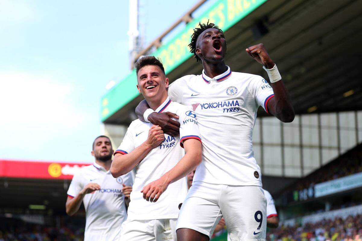Tammy Abraham festeja uno de sus goles contra Norwich City junto a Mason Mount.