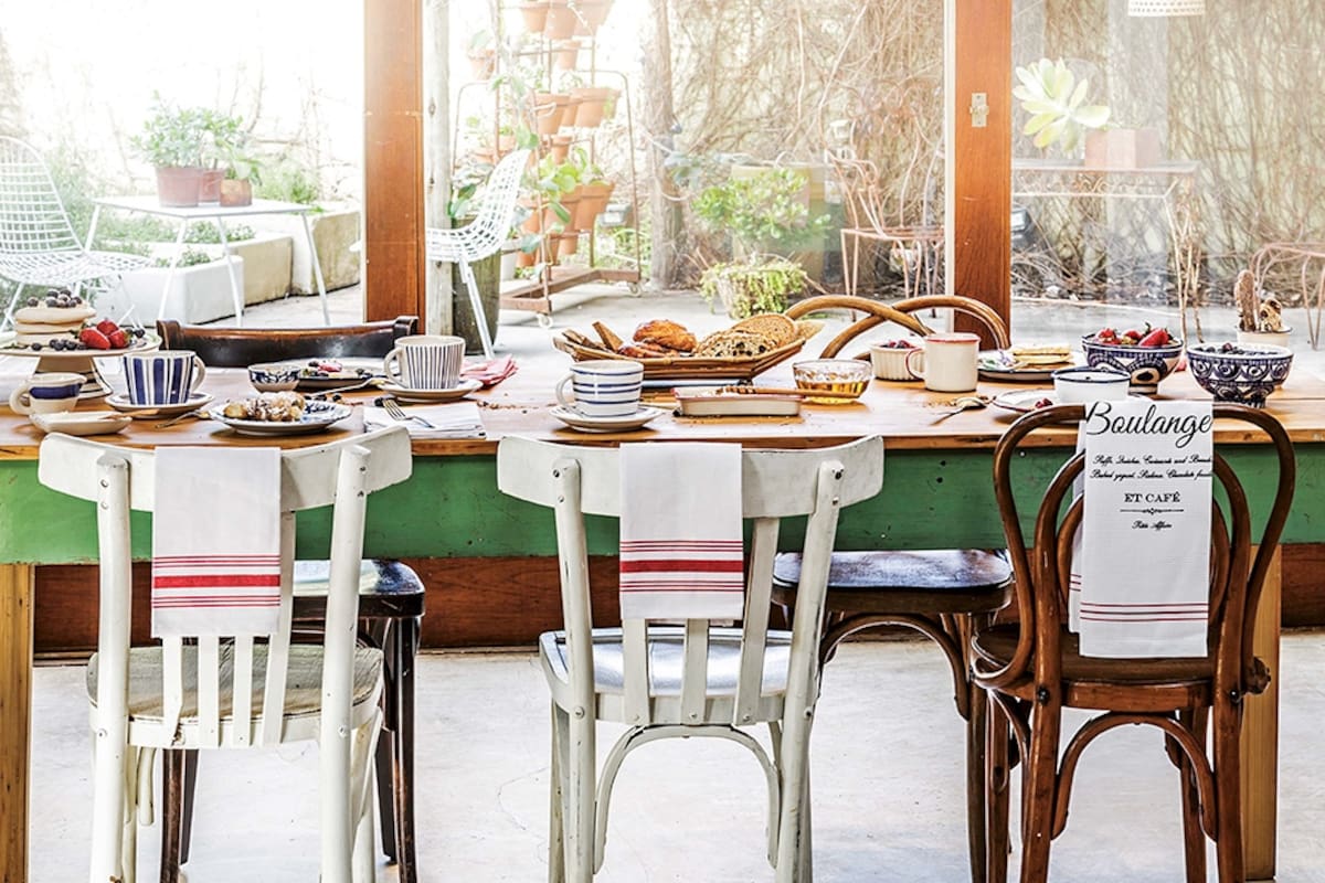 Tan bien completan la escena que a los repasadores les vamos a decir “textiles”