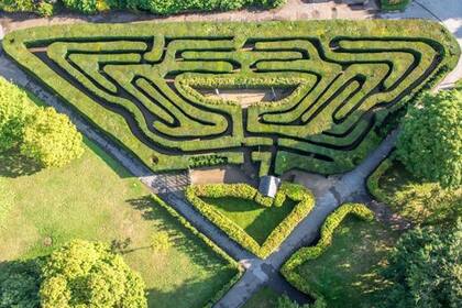 Tan enigmáticos como atractivos, estos laberintos famosos se pueden encontrar en jardines palaciegos o en granjas familiares