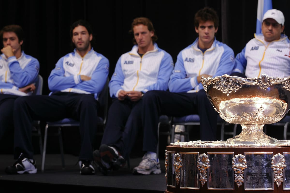 Tan lejos, tan cerca... el equipo argentino (Calleri, Acasuso, Nalbandian, Del Potro y el capitán Mancini) y la Copa Davis