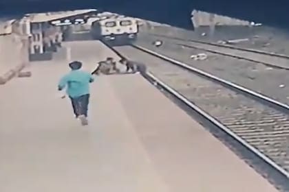 Tan solo unos segundos después de salvarlo, el tren pasa a toda velocidad frente a ellos