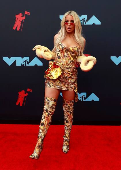 Tana Mongeau llevó una víbora a tono con la estampa de su equipo