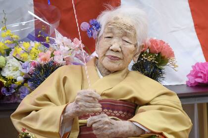 Tanaka celebró su cumpleaños número 117 el jueves y decidió festejarlo vestida para la ocasión: usó un kimono dorado con adornos rojos para el agasajo, que se realizó en un hogar de ancianos en Fukuoka, Japón