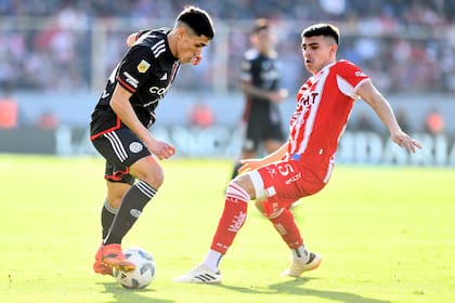 Tanda en agosto del año pasado, cara a cara con Matías Lencina, en un Unión vs. River; un año después está desempeñándose en la liga de Ucrania.