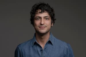 Taner Ölmez interpreta a Alí Vefa en Doctor Milagro, la nueva serie turca que se estrenó este lunes 12 de abril por la pantalla de Telefe