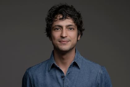 Taner Ölmez interpreta a Alí Vefa, un joven médico que padece síndrome del Sabio en la nueva serie Doctor Milagro