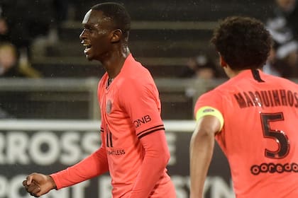 Tanguy Kouassi festeja uno de sus goles para PSG, este sábado