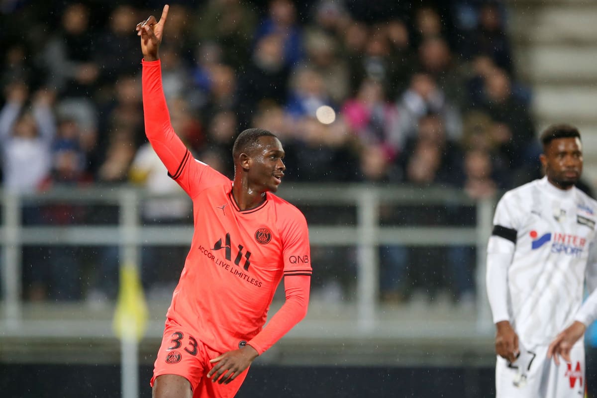 Tanguy Kouassi tiene 17 años y convirtió dos goles para PSG en el 4-4 frente a Amiens, por la Liga de Francia.