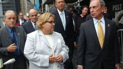 Tania Head guía al exalcalde Rudy Giuliani, al entonces gobernador del estado de Nueva York, George Pataki, y al alcalde Michael Bloomberg en la primera visita guiada a la Zona Cero