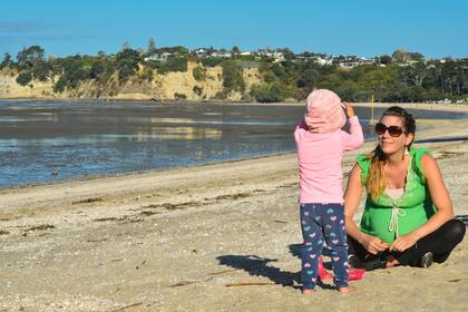 Tania, junto a una de sus hijas, disfrutando el sol y el aire puro durante la cuarentena.