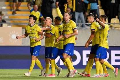 Taniguchi Shogo, japones que juega como defensor en Sint-Truidense, le convirtió un gol a Omonia Nicosia en uno de los playoffs para acceder a la Europa League