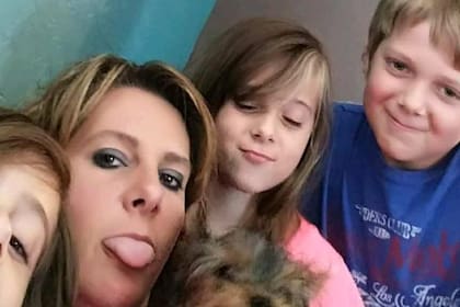 Tanner junto a su madre y sus dos hermanas
