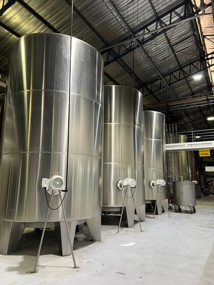 Tanques de acero inoxidable donde se almacenan las bebidas en la planta de Villa Mercedes. En la actualidad, la empresa utiliza los dos sistemas de elaboración, continua usando las cubas de robles y tanques de acero.