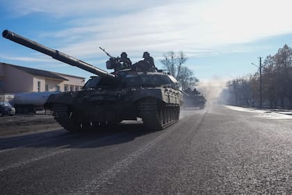Tanques de las fuerzas ucranianas se mueven después de la operación militar de Rusa, en Chuhuiv, Óblast de Kharkiv