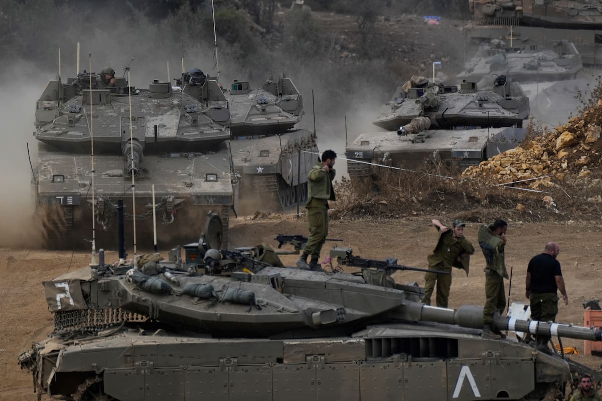 Tanques del ejército israelí maniobran en un área de preparación en el norte de Israel, cerca de la frontera entre Israel y Líbano