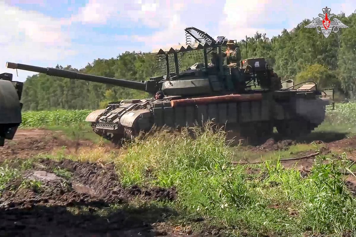 Tanques del ejército ruso toman posiciones en una zona de la región de Kursk, Rusia. (Ministerio de Defensa de Rusia vía AP)