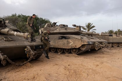 Tanques israelíes emplazados junto a la frontera con la Franja de Gaza