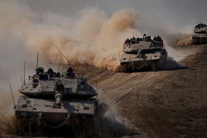 Tanques israelíes se dirigen a la frontera en la Franja de Gaza, en el sur de Israel. (AP Foto/Ariel Schalit)