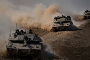 Tanques israelíes se dirigen a la frontera en la Franja de Gaza, en el sur de Israel. (AP Foto/Ariel Schalit)