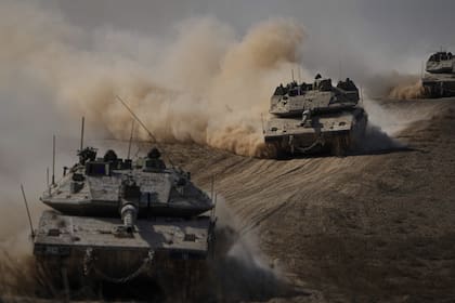 Tanques israelíes se dirigen hacia la frontera de la Franja de Gaza en el sur de Israel el viernes 13 de octubre de 2023.
