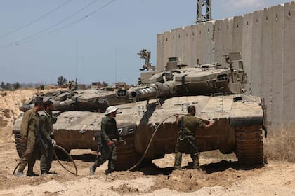 Tanques israelíes toman posiciones en la frontera sur de Gaza