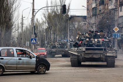 Tanques rusos marchan por una calle en una zona controlada por fuerzas separatistas con apoyo ruso en Mariúpol, Ucrania, el sábado 23 de abril de 2022.