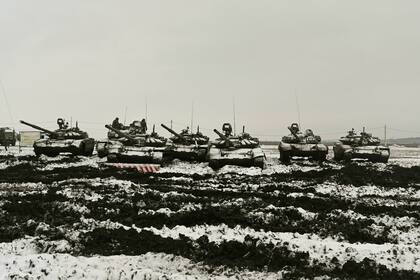 Tanques rusos T-72B3 participan en ejercicios militares en la pista de tiro de Kadamovskiy, en la región de Rostov, en el sur de Rusia, el 12 de enero de 2022. (AP Foto)