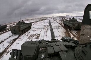 Tanques rusos y bielorrusos conducen durante ejercicios militares conjuntos en el campo de tiro de Brestsky, Bielorrusia