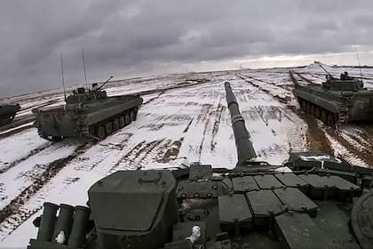 Tanques rusos y bielorrusos conducen durante ejercicios militares conjuntos en el campo de tiro de Brestsky, Bielorrusia