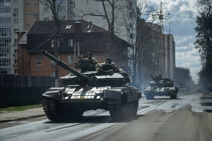 Tanques ucranianos pasan por una calle en Irpín, a las afueras de Kiev, Ucrania, el lunes 11 de abril de 2022. (AP Foto/Evgeniy Maloletka)