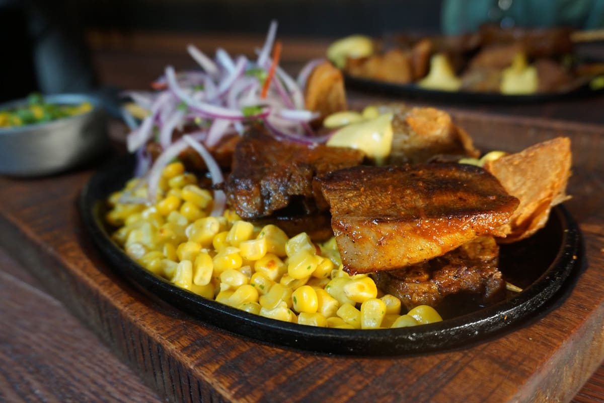 Tanta es uno de los locales que se suma a mostrar lo mejor de la cocina clásica y los anticuchos son protagonistas de su propuesta