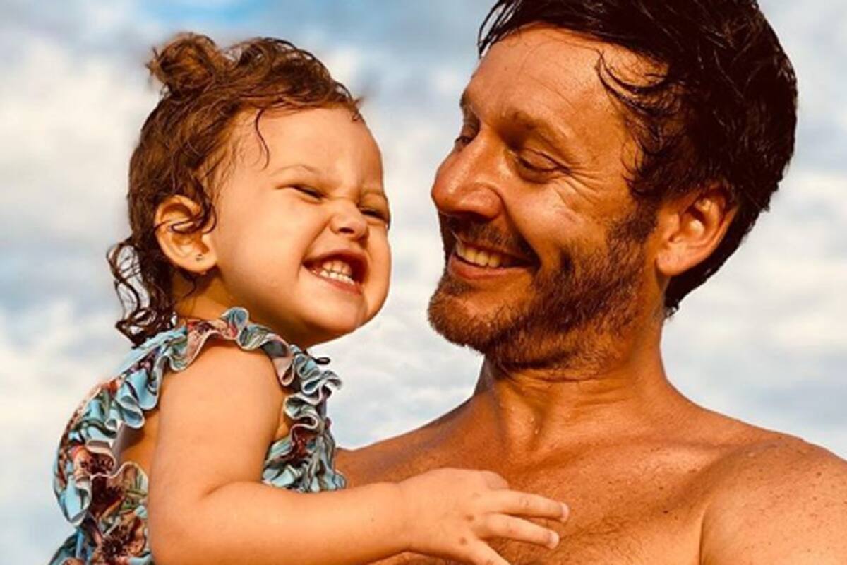 Tanto el chileno como su pareja la China Suárez compartieron fotos de la pequeña en su día