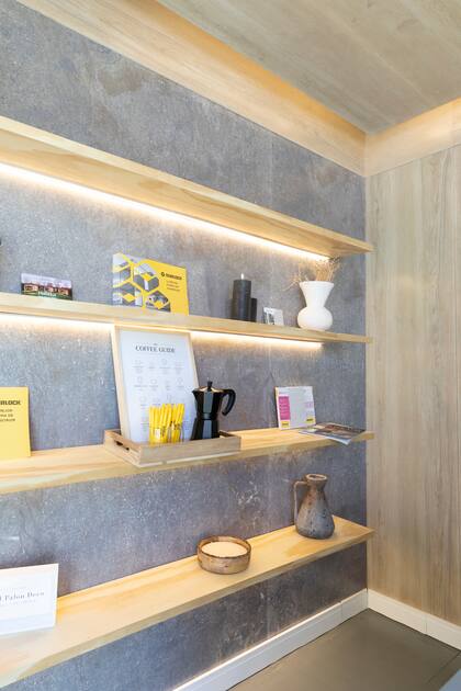 Tanto el en cielorraso como en las paredes del Stand de Durlock se usó Simplísima, placas de cemento para renovar, revestir, construir, proteger y reparar tus paredes interiores y exteriores de manera fácil y rápida.