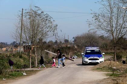 Tanto el personal policial como la Gendarmería hacen presencia en la zona para prevenir enfrentamientos y evitar el ingreso de materiales al predio; sin embargo, las familias continúan construyendo