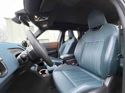 Tanto en el interior como en el exterior, el modelo cuenta con múltiples elementos personalizables