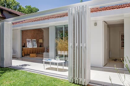 Tanto en el interior como en la galería, el piso es de granítico blanco fundido in situ (Tierras Nuestras). Ventanas de aluminio anodizado natural (Alumetal).
