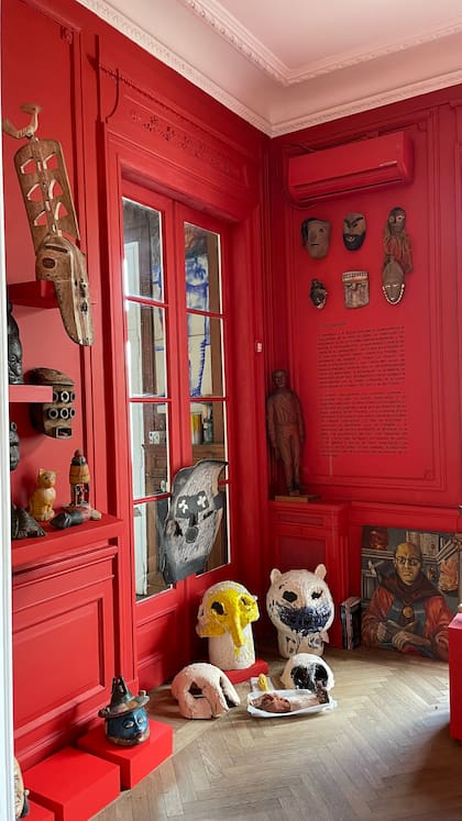 Esta sala también incluye esculturas de su autoría. Parte del trabajo de la Fundación es catalogar la vasta producción artística del arquitecto.