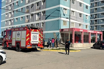 Tanto integrantes del cuerpo de Bomberos como personal de la Policía local se hizo presente en las inmediaciones del edificio